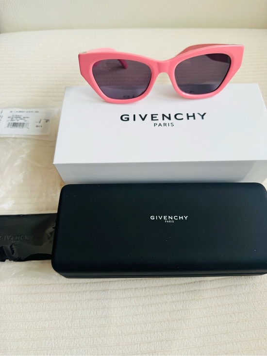 Givenchy Pink Cat-Eye Sunglasses with Dark Lenses main image 12